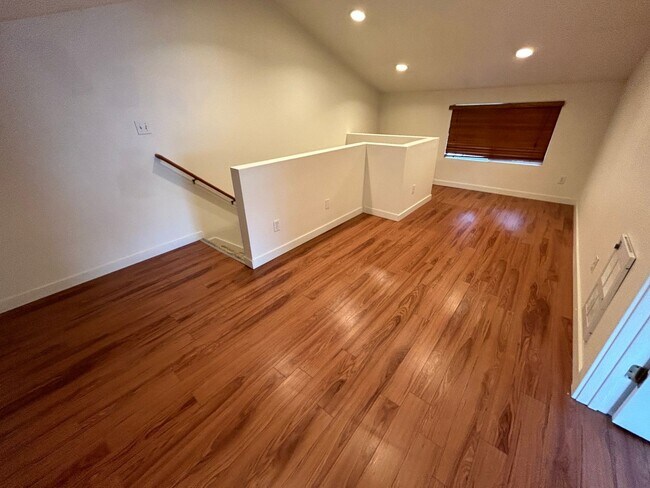 Building Photo - MOVE IN SPECIAL $500 OFF at Move In!   4BD/2BA Duplex