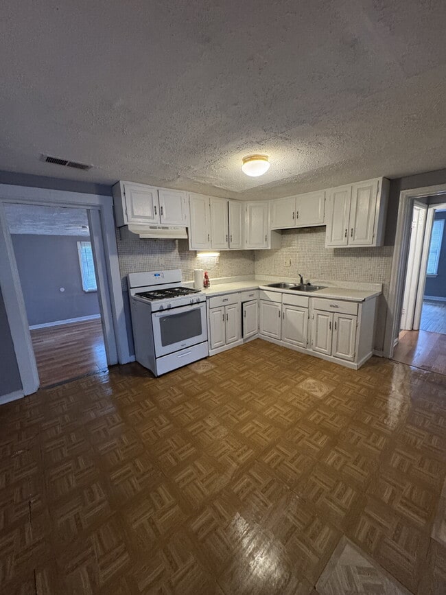 Building Photo - Charming three-bedroom property located in...