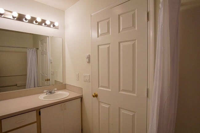 Building Photo - $250 OFF!! Lair Hill-Spacious & Updated 2-...