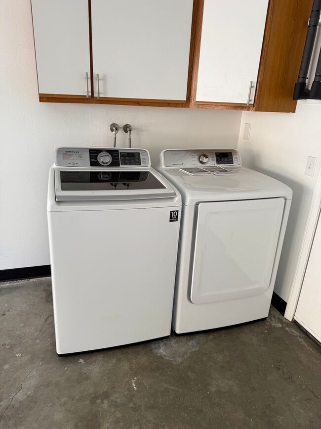 Building Photo - West Ventura 1+1 bedroom unit with a 2 car...