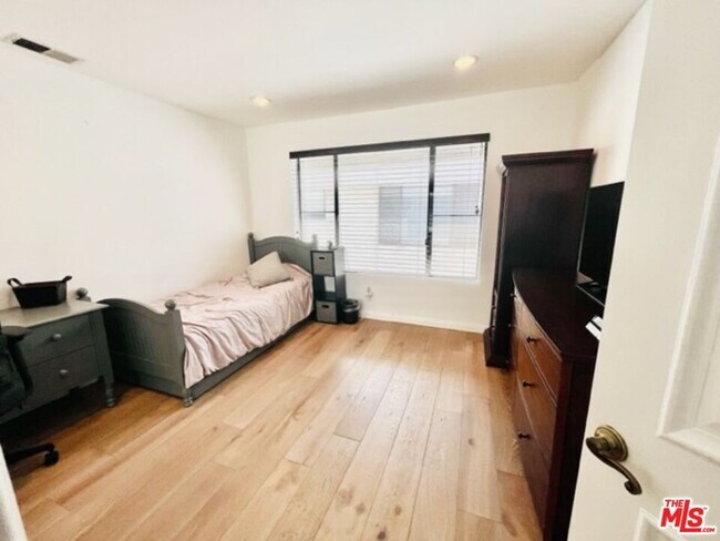 Building Photo - 221 S Gale Dr