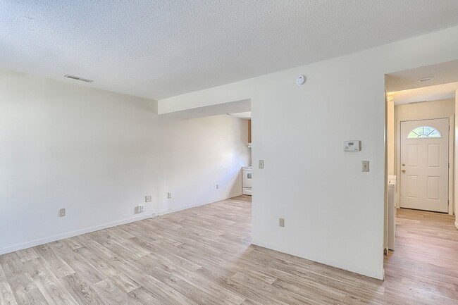 Building Photo - English Creek- Casa