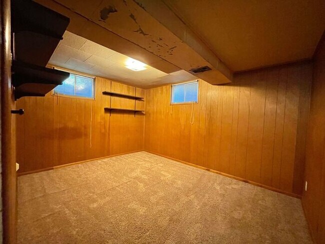 Building Photo - Spacious 3 Bedroom, 1.5 Bathroom Home in G...