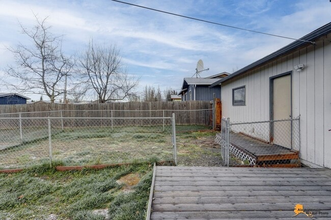 Building Photo - Cozy Abbott Loop Single Family Home w/ Gar...