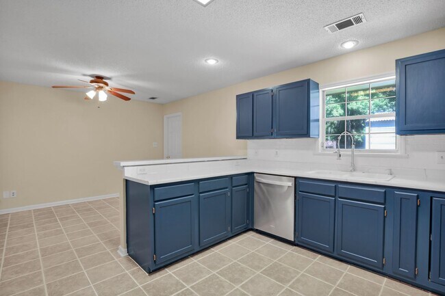 Building Photo - 8 N Nicholson Cir