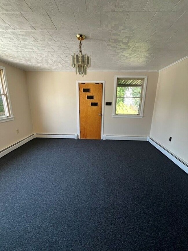 Building Photo - 3 bedroom 1 bathroom