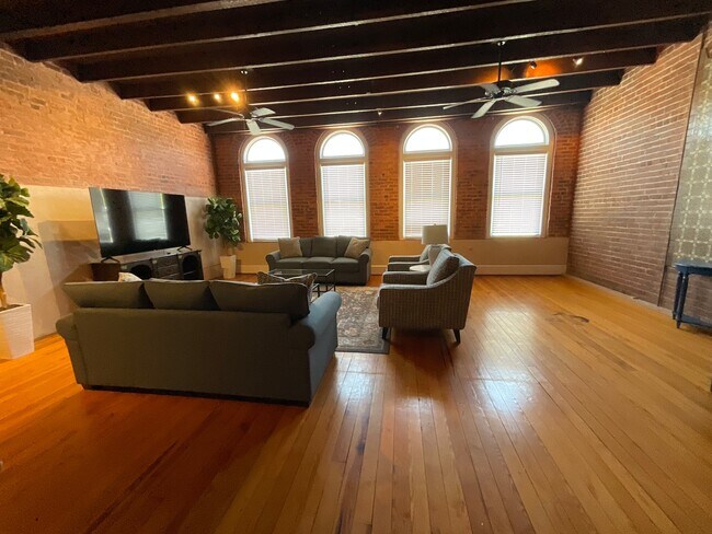 Building Photo - 305 Virginia Ave