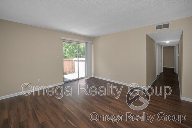 Building Photo - 425 Oakwood Ave