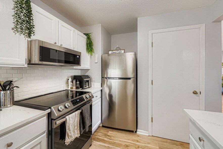 Building Photo - 2250 Ridge Dr