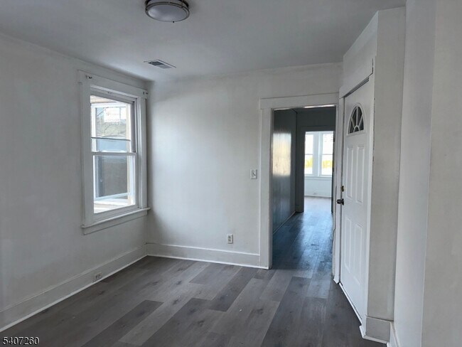 Building Photo - 336 Broad St