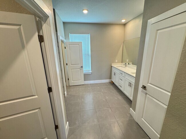 Building Photo - Spacious 4-Bedroom Home in Poinciana – Internet Included & No HOA Approval Required