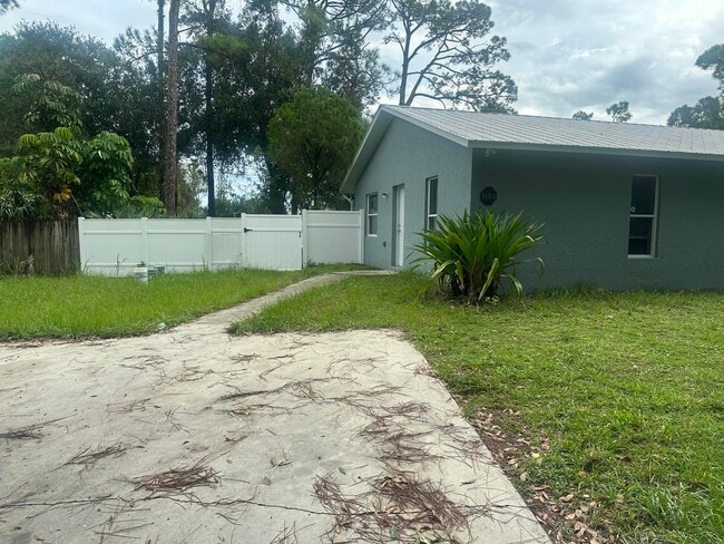 Building Photo - 5106 Sanibel Ave