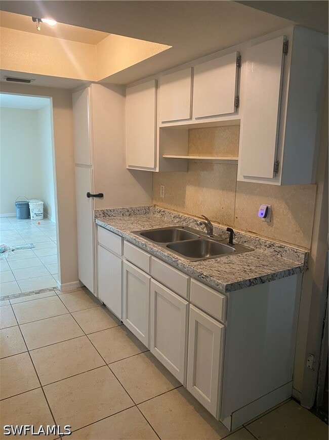 Building Photo - 2402 Lantana Ave S