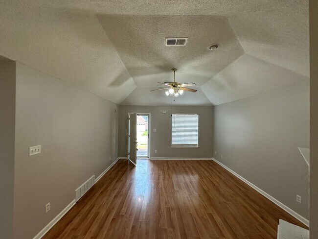 Building Photo - 1098 Breezy Valley Dr