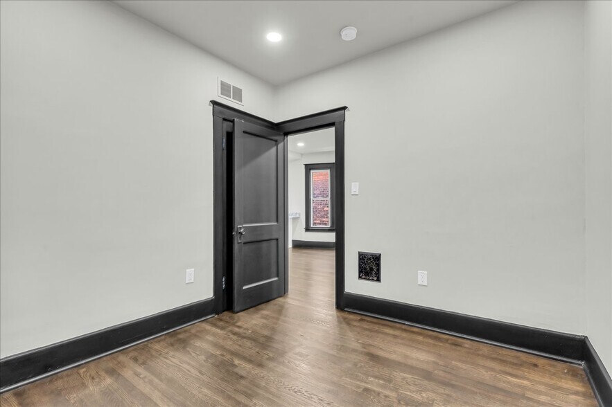 Building Photo - 5238 Commonwealth St