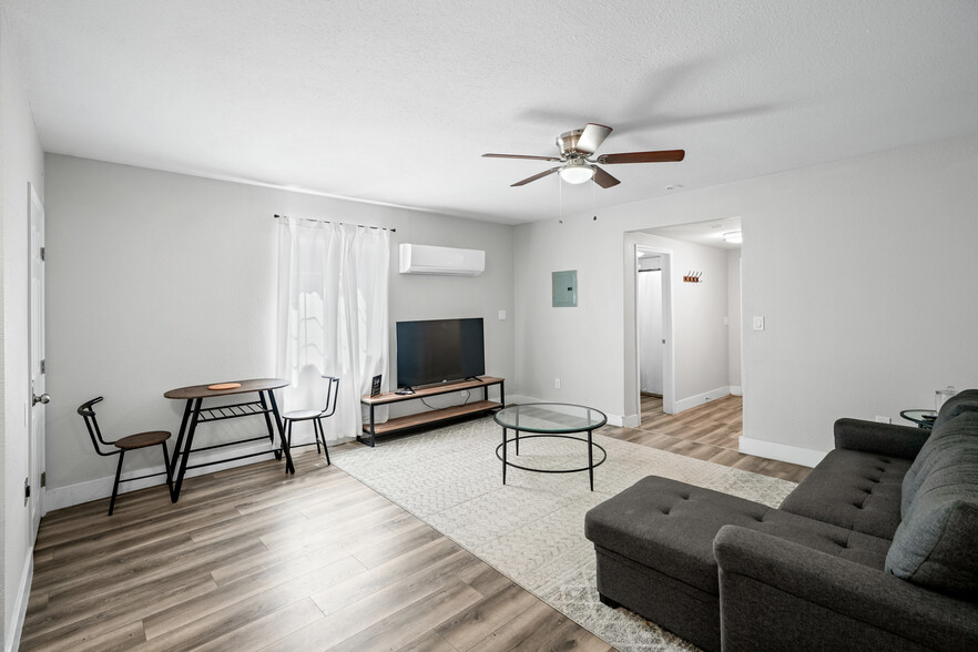 Building Photo - 43032 Sunset Dr