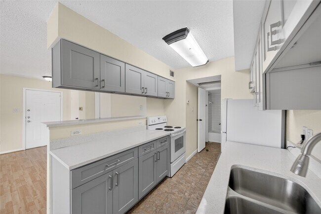 Building Photo - 2750 Holly Hall St