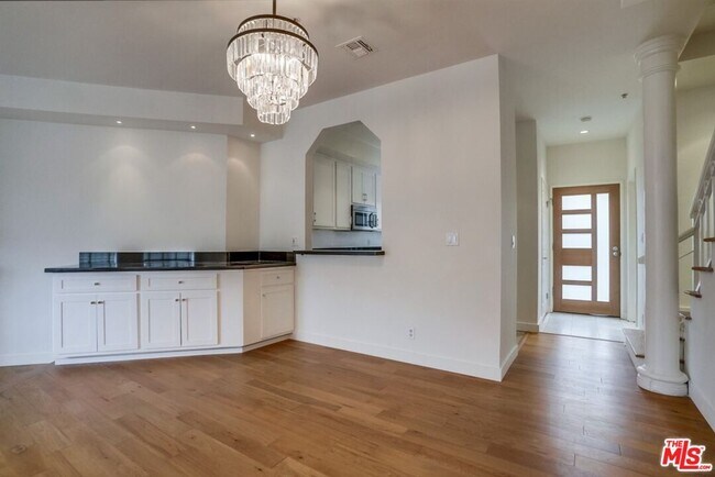 Building Photo - 852 N Poinsettia Pl