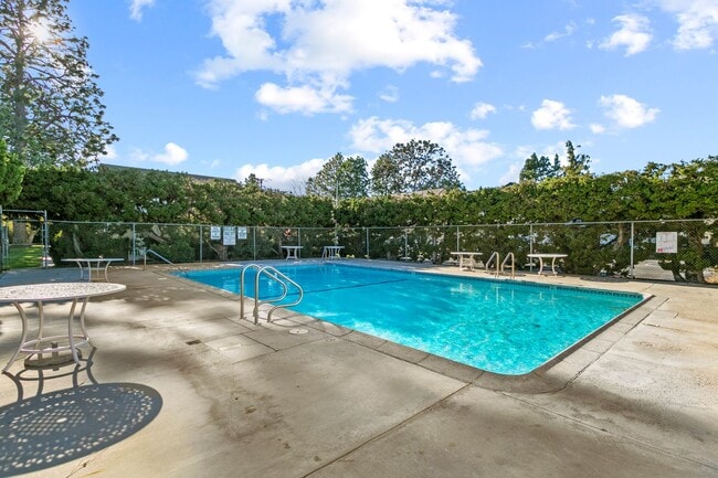 Building Photo - Spacious Detached Home with Private Patio in Prime Tustin Community