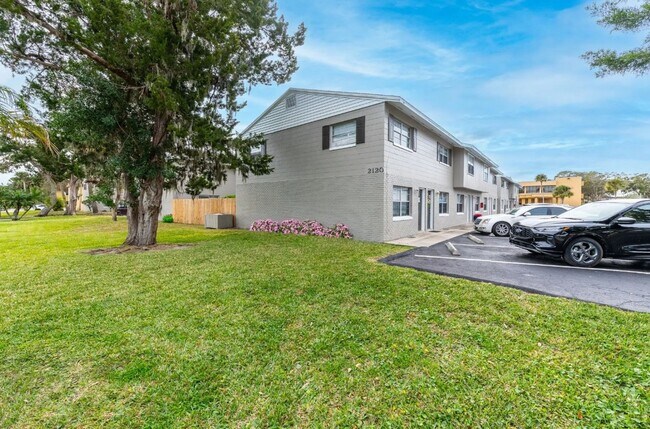 Building Photo - 2140 S Palmetto Ave