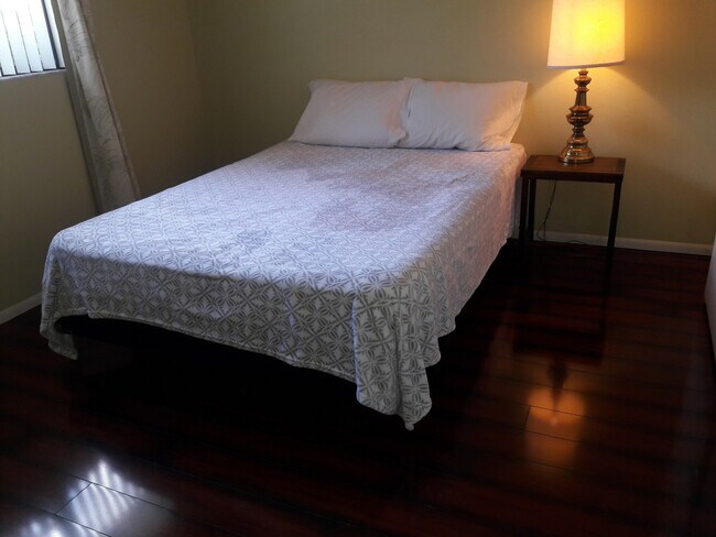 Building Photo - Short term, turnkey furnished, 2 bedroom, 2 bathroom condo in convenient Bradenton location.