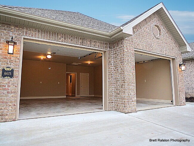 Building Photo - 6615 W Valley View Rd