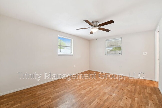 Building Photo - 4818 Dogwood St