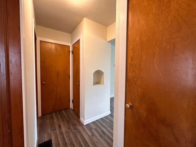 Building Photo - Recently Renovated Single Family Home Avai...