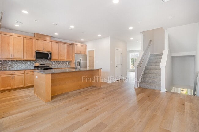 Building Photo - Newly Built Home w Large Island in Open Ki...