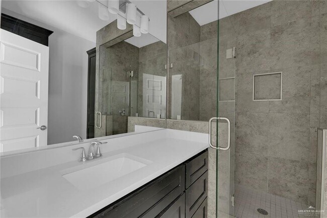 Building Photo - 1012 E la Cantera Ave