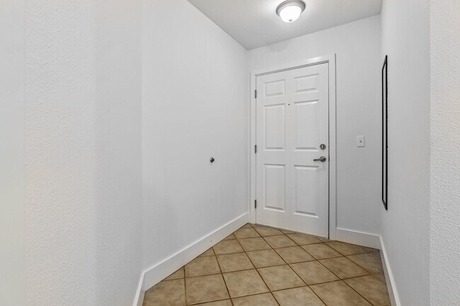 Building Photo - Uptown 2 bedroom 1 bath with garage parkin...
