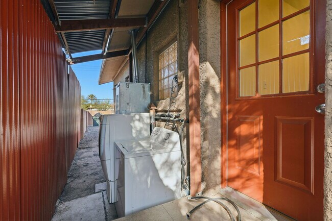 Building Photo - 468 E Delano St