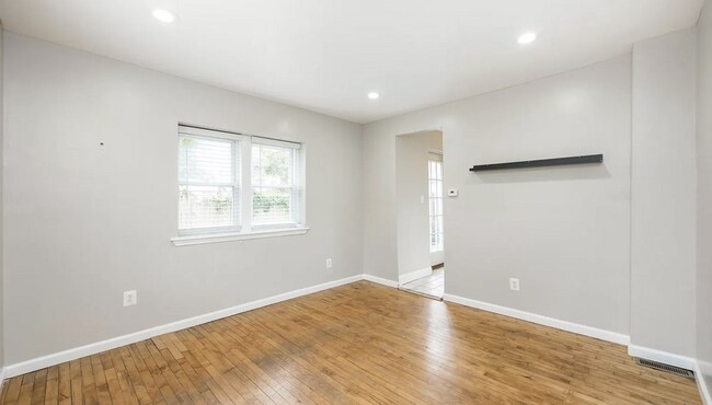 Building Photo - 305 E Cabot St