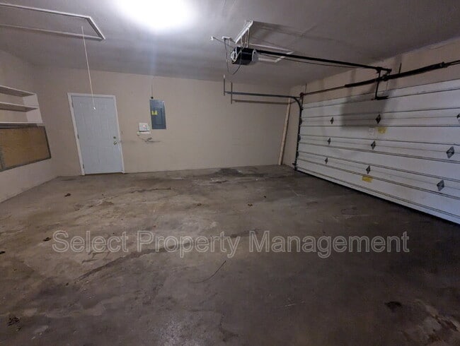 Building Photo - 924 E Washington Center Rd