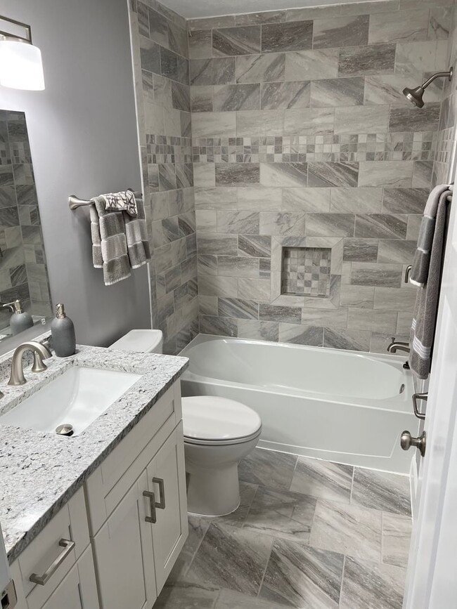 Building Photo - Gorgeous 4 bed, 2.5 bath stunner in Lakewood!