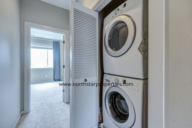 Building Photo - Stylish Multnomah Village Townhome