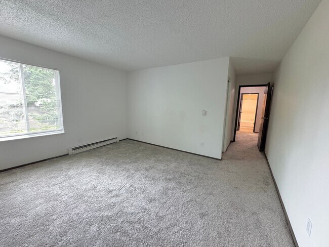 Building Photo - 3Bd/1.75Ba Bellevue Condo