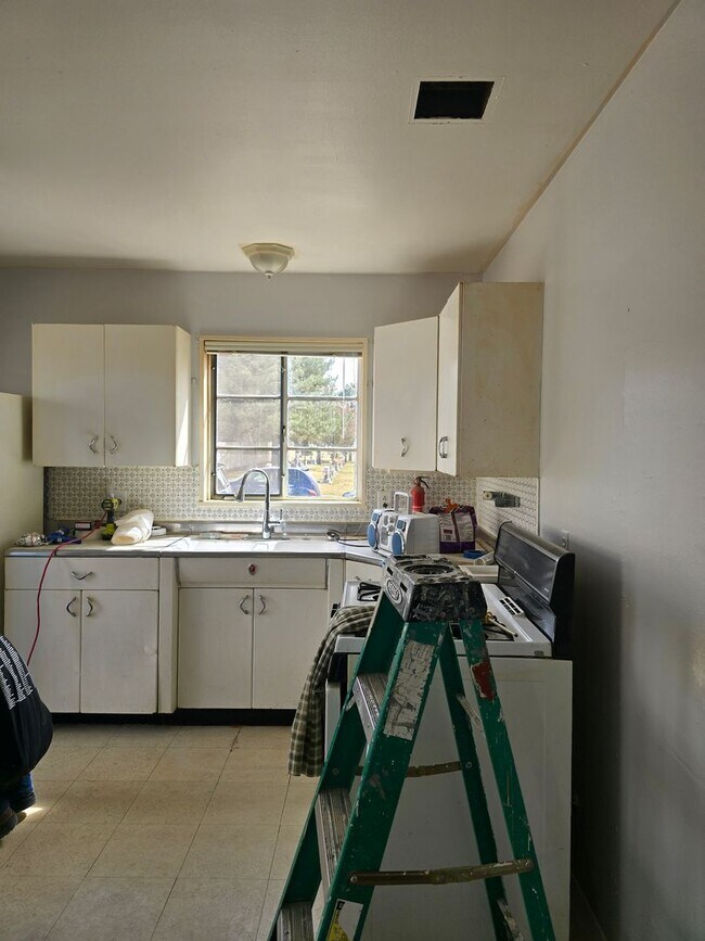 Building Photo - 302 E 18th St