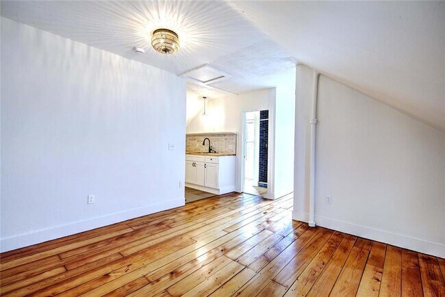 Building Photo - 21 Brewster St