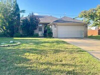 Building Photo - 2405 Creek Dr