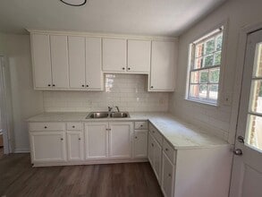 Building Photo - Updated, Clean & Ready for You!