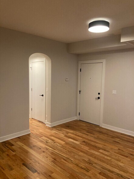 Building Photo - 650 W Wrightwood Ave