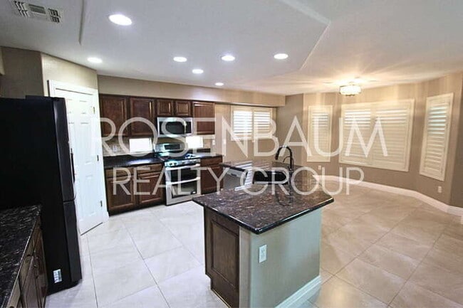 Building Photo - Stunning 4-bedrooms, 3.5 baths home with a...