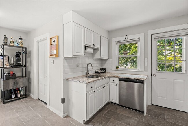 Building Photo - 589 Willard St
