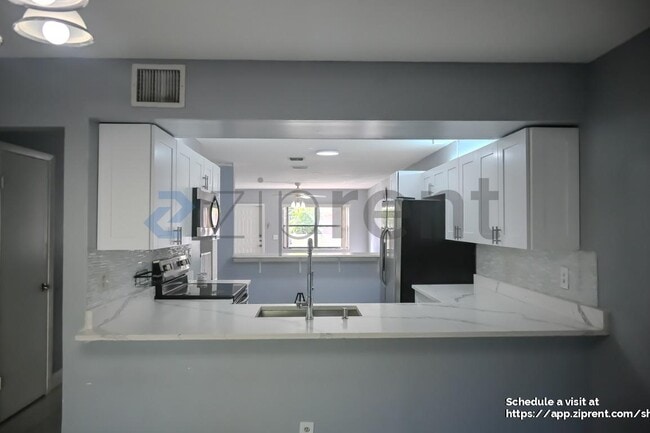 Building Photo - 9761 Riverside Dr