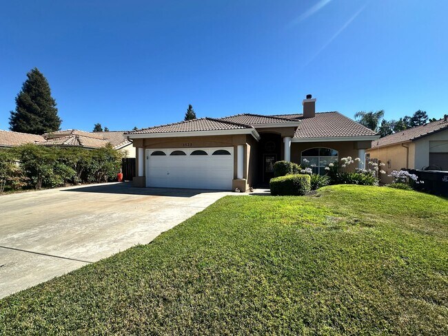 Building Photo - SE Visalia home coming soon!!