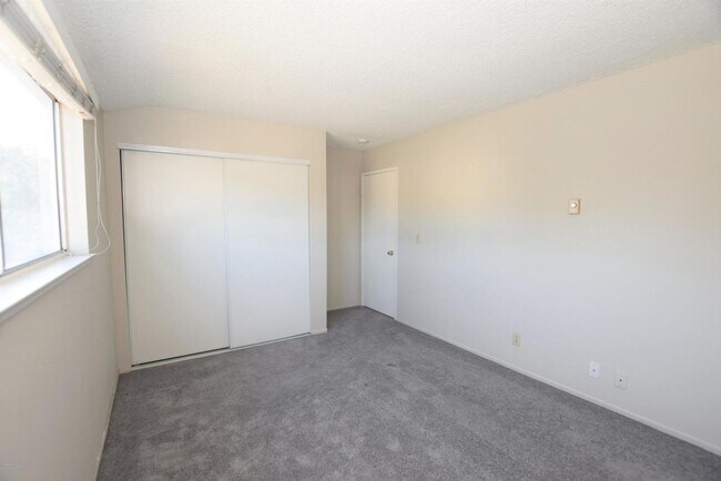 Building Photo - Popular Victoria Avenue Penthouse