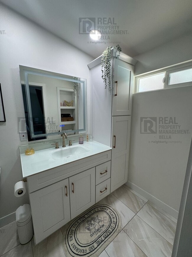 Building Photo - 3-Bed, 2-Bath Oasis in Hemet with Sparklin...