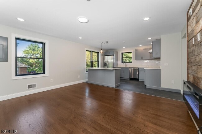 Building Photo - 535 St James Ave