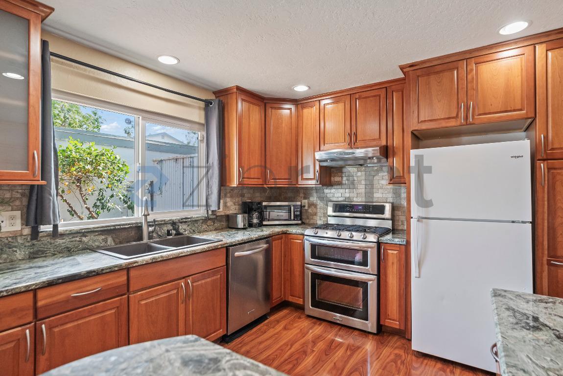 Building Photo - 3298 Cropley Ave
